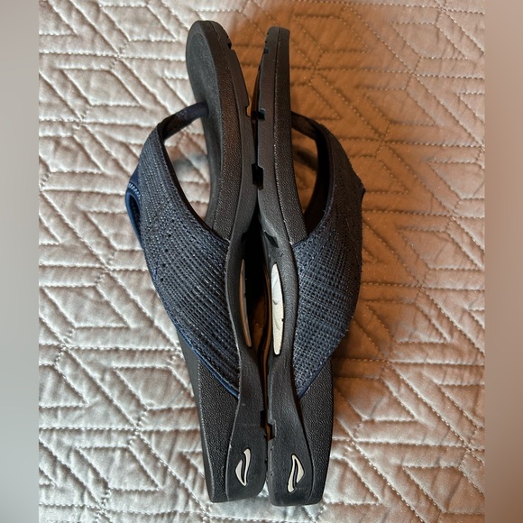 Abeo Navy and Black Flip Flops - Picture 4 of 7